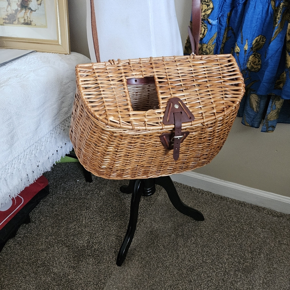 Cabelas Classic Split Creel Leather Closure and Adjustable Leather Shouler Strap - Picture 12 of 15